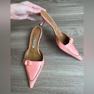 Manolo blahnik pointed toe kitten heels